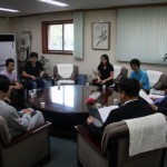 장학생들과 대화하는 김원보 회장