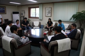 장학생들과 대화하는 김원보 회장