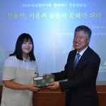 전동흔 공공서비스위원장과 학생대표 기념품전달